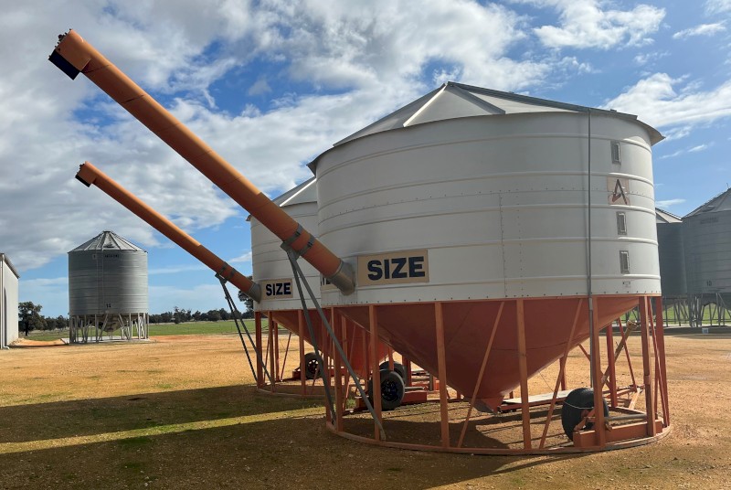 2011 Aherns 34T Jumbo Field Bin Farm Tender