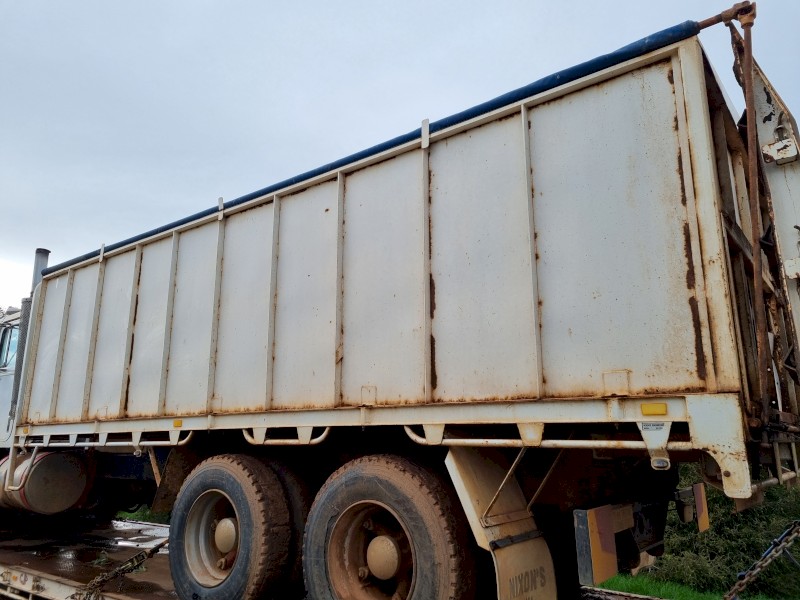 21ft Nixon's tipping tray with bin Inc all hydraulics and controls