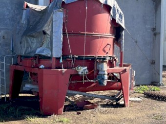 Tub Grinder with large bale conveyor
