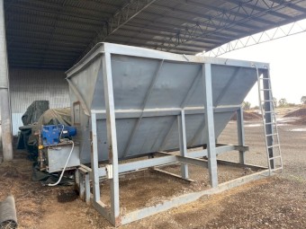 Live Bottom Bin with Electric Motor