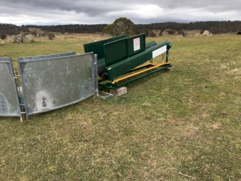 Sheep Handler V race Hydraulic - plus 180 degree curved lead up race