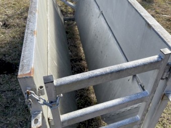 Sheep handler /conveyor with drafting gates  in V design