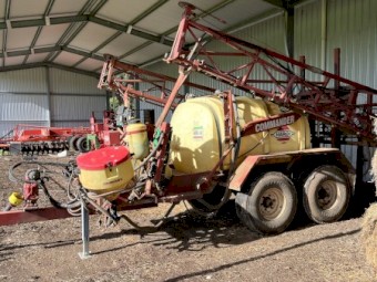 Hardie trailing boomspray 2000 model commander 2700 L 18 m eagle boom