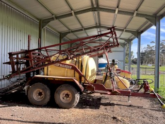 Hardie trailing boomspray 2000 model commander 2700 L 18 m eagle boom