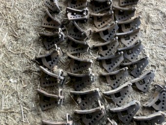 About 30 Agmaster knife points, closer plates/boot mounts and sowing boot assemblies, plus trash deflectors