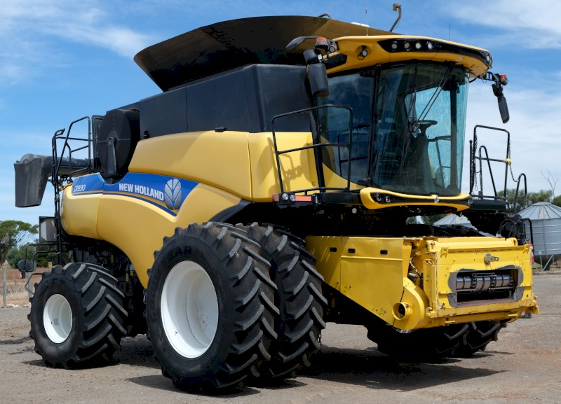 2015 New Holland CR 9.90 and MacDon D65 Front