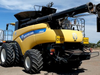 2015 New Holland CR 9.90 and MacDon D65 Front