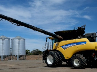 2015 New Holland CR 9.90 and MacDon D65 Front