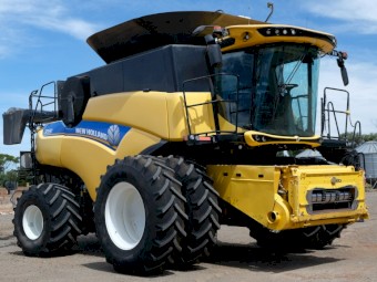 2015 New Holland CR 9.90 and MacDon D65 Front