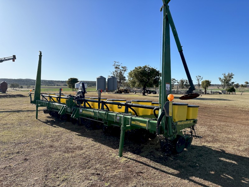 John Deere 8M MaxEmerge Planter