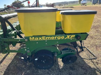 John Deere 8M MaxEmerge Planter