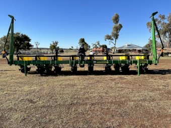 John Deere 8M MaxEmerge Planter