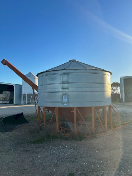 2 x 28 tn Sherwell PTO field bins