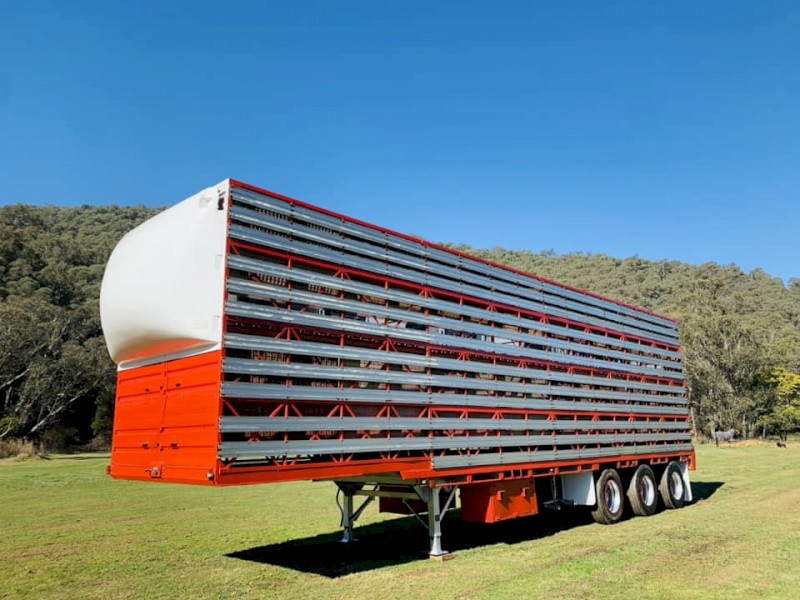 1988 Byrne Livestock Trailer and Crate