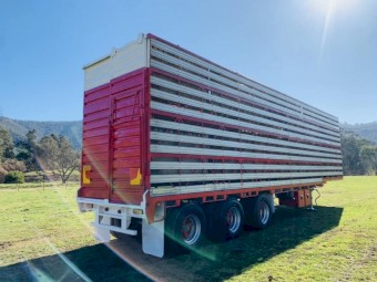 1988 Byrne Livestock Trailer and Crate