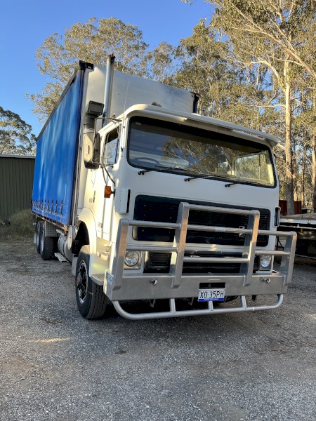 International Acco T2700 with Tautliner