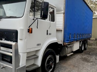 International Acco T2700 with Tautliner