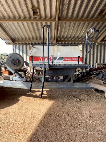 2005 26ft RFM Colt 3000 Air seeder