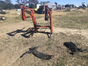 Level lift loader to suit 50 to 70 hp tractor