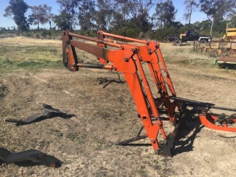 Level lift loader to suit 50 to 70 hp tractor