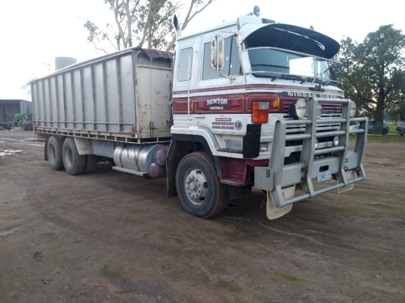 UD 22ft tray truck with grain bin