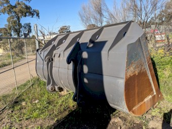Hyundai 5.4 cubic mt Loader Bucket