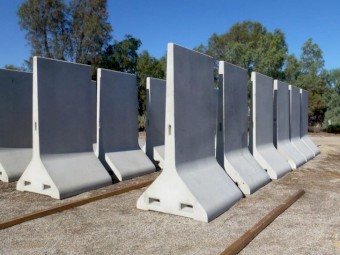 PORTABLE 2.4m HIGH AG-CRETE DIVIDER RETAINING WALLS