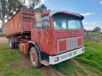 International 1910 Acco Tipper