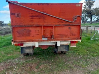 International 1910 Acco Tipper