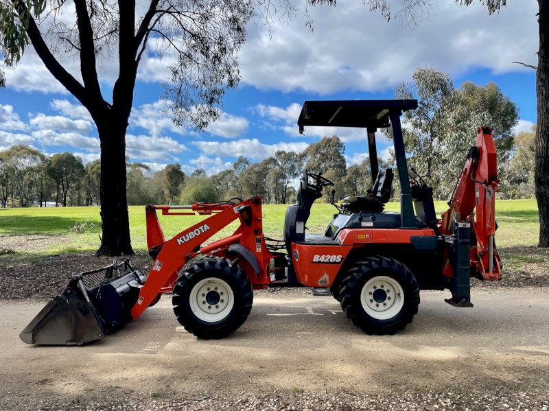 Kubota R420S Wheel Loader / Backhoe