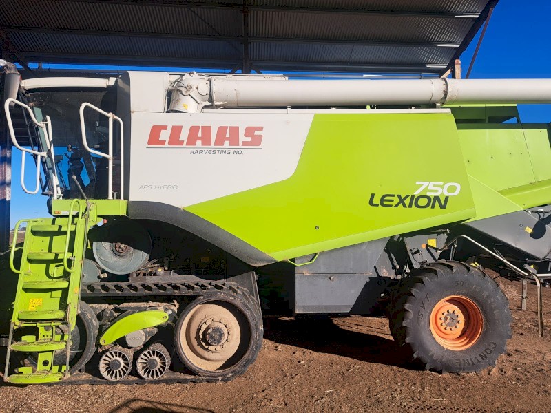 2010 Claas 750 Lexion Terratrack Header and Front