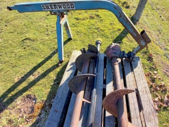 POST HOLE DIGGER SHERWOOD 3PL DIGGER & 2 AUGERS 20 INCH n 12 INCH SHERWOOD 3PL CRANE & HOLE DIGGER