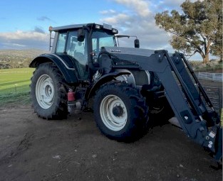 2011 Valtra Tractor N121 Valtra