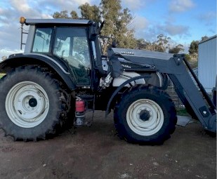 2011 Valtra Tractor N121 Valtra
