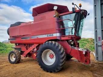 Case IH 2388 Header with 36' MacDon 1042 Front