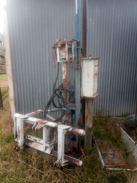 Lyco post hole driver with sideshift