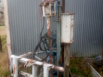 Lyco post hole driver with sideshift