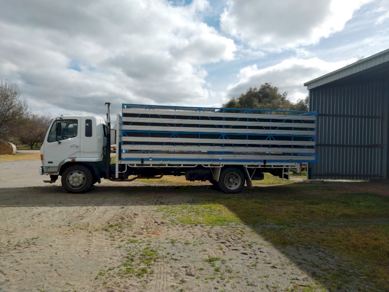 2004 Mitsubishi Fuso Truck and 2 x 1 Stock Crate
