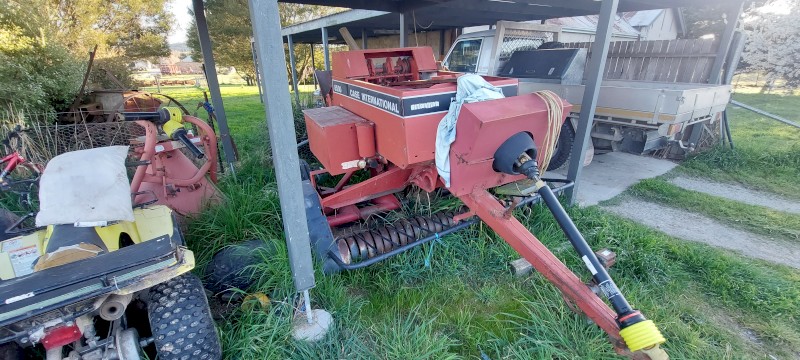 International 8530 inline small baler centre feed, centre towing