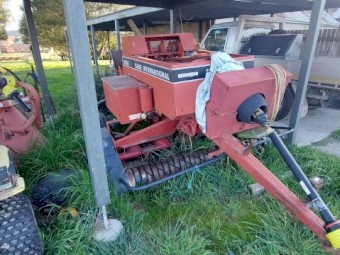 International 8530 inline small baler centre feed, centre towing