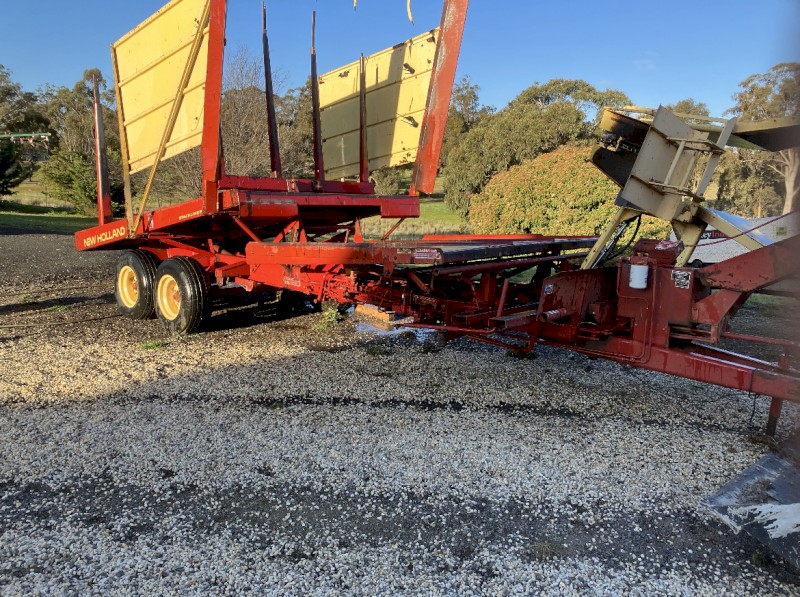 1036 New Holland bale wagon