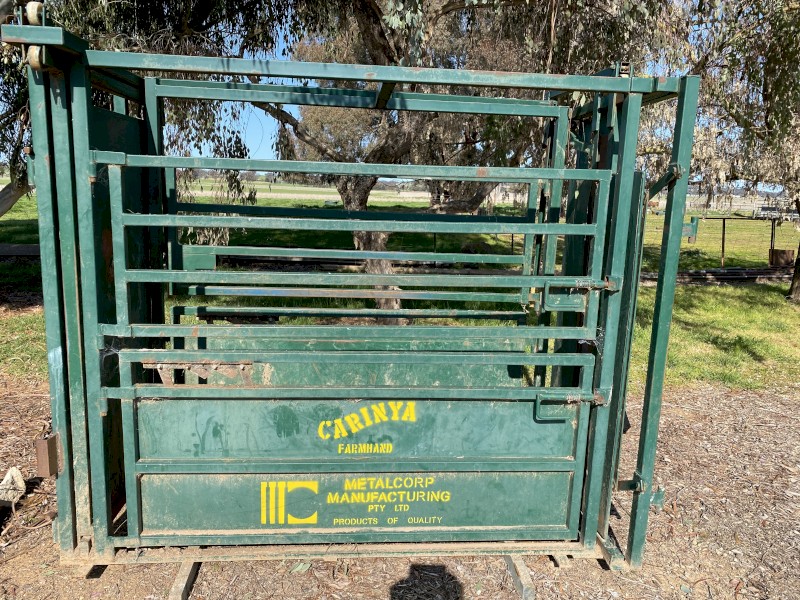 Carinya Farmhand Cattle Crush