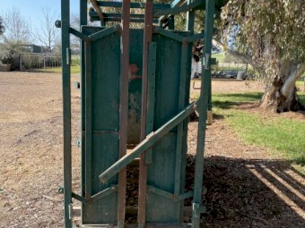 Carinya Farmhand Cattle Crush