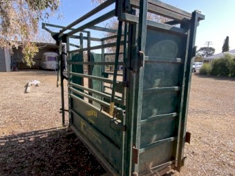 Carinya Farmhand Cattle Crush