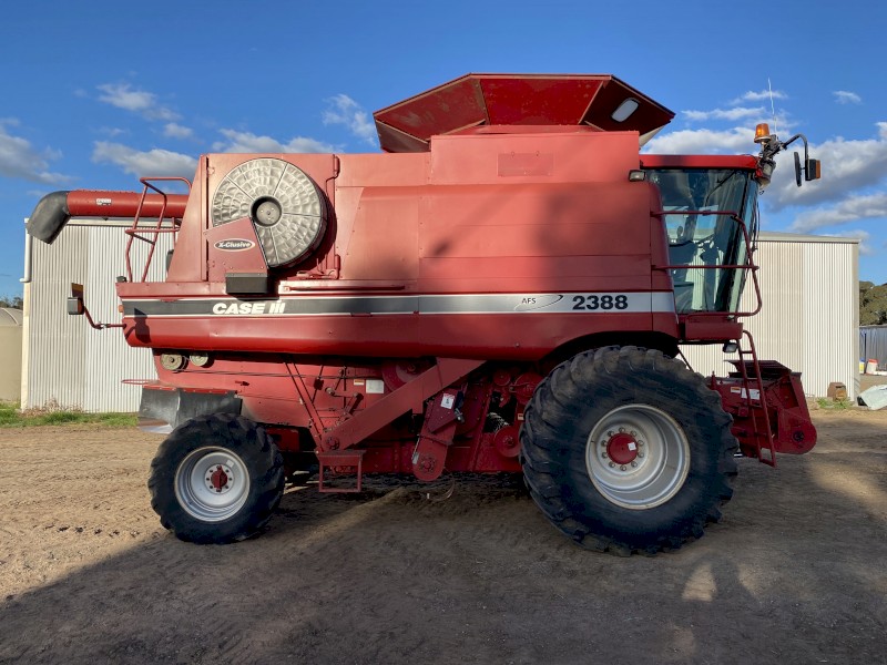 2003 Case IH 2388 X-Clusive with a case 2142 Draper front
