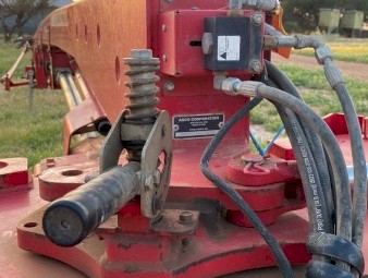 2011 MASSEY HESSTON 1375 MOWER CONDITIONER
