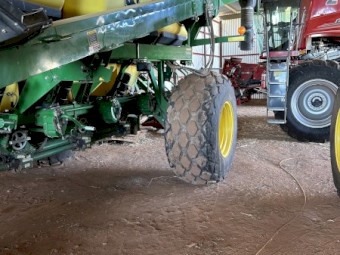 2012 John Deere 1895 Disc seeder & 2012 John Deere 1910 430bu Air cart