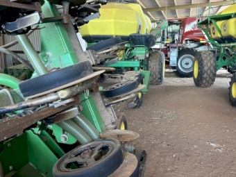 2012 John Deere 1895 Disc seeder & 2012 John Deere 1910 430bu Air cart