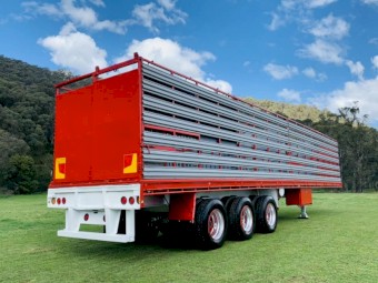 Under Auction - (A242) Fruehauf Livestock Trailer and 2x1 Crate (No GST Applicable)