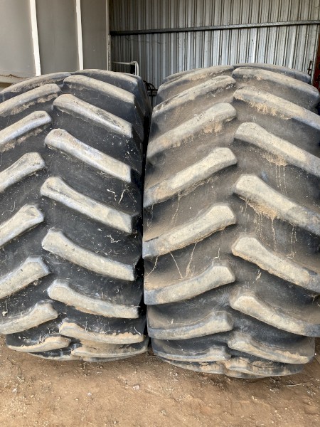 30.5L-32 Tyres x 2